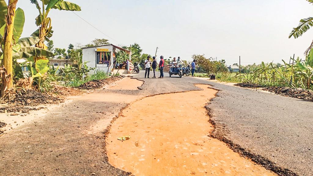 দুই সপ্তাহ না যেতেই নষ্ট ৪ কোটি টাকার সড়ক