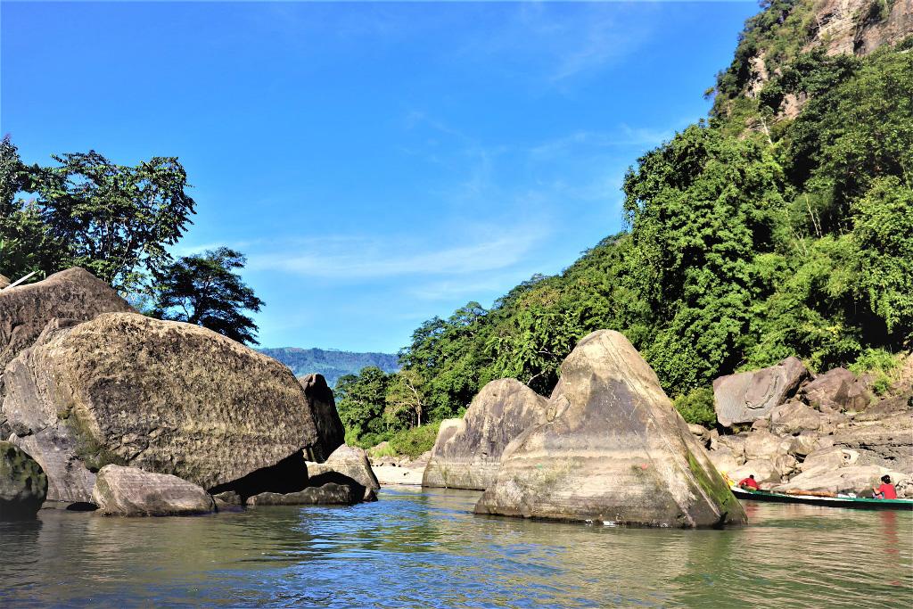 রেমাক্রির পথে অরণ্যে, নদীতে