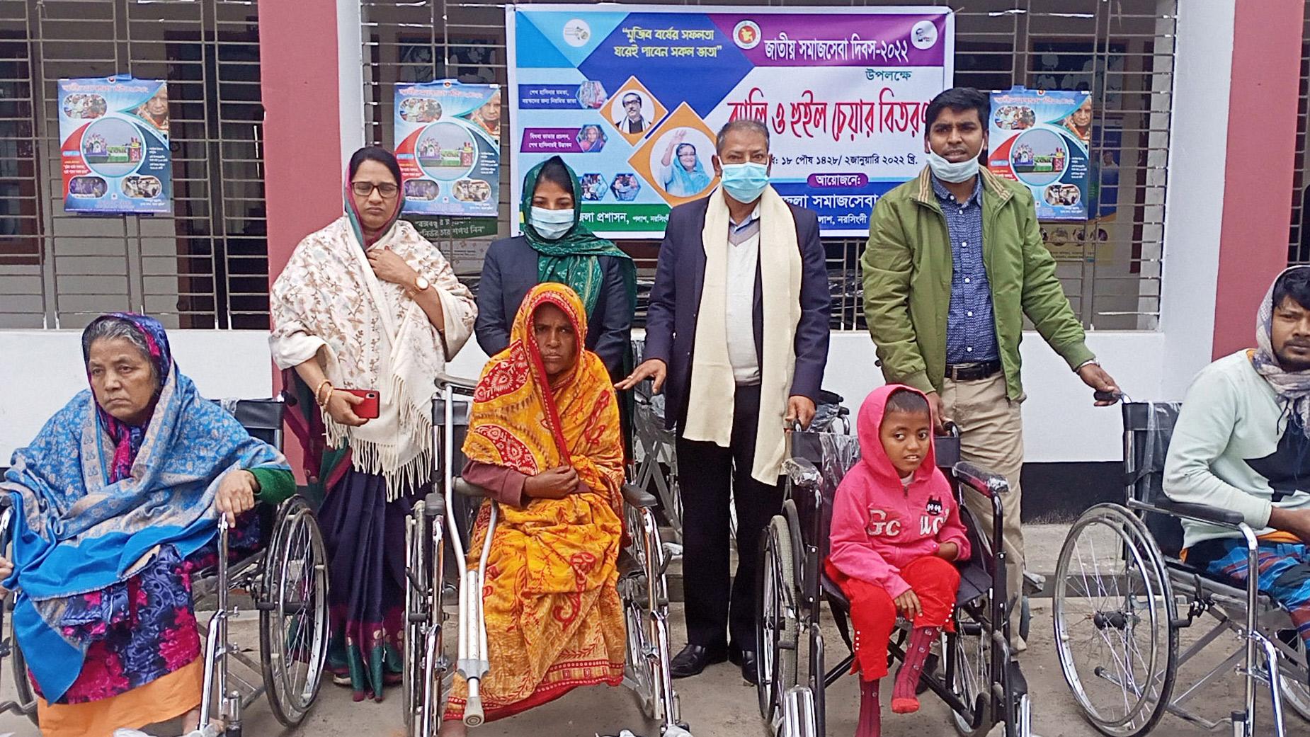 সমাজ সেবা দিবসে হুইল চেয়ার পেলেন ১২ প্রতিবন্ধী