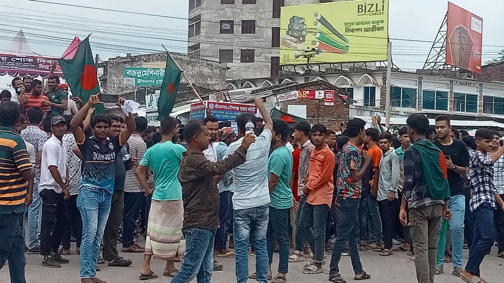 জীবননগরে আন্দোলনকারীদের অবস্থান, মাঠে নেই সরকারদলীয় নেতা-কর্মী 