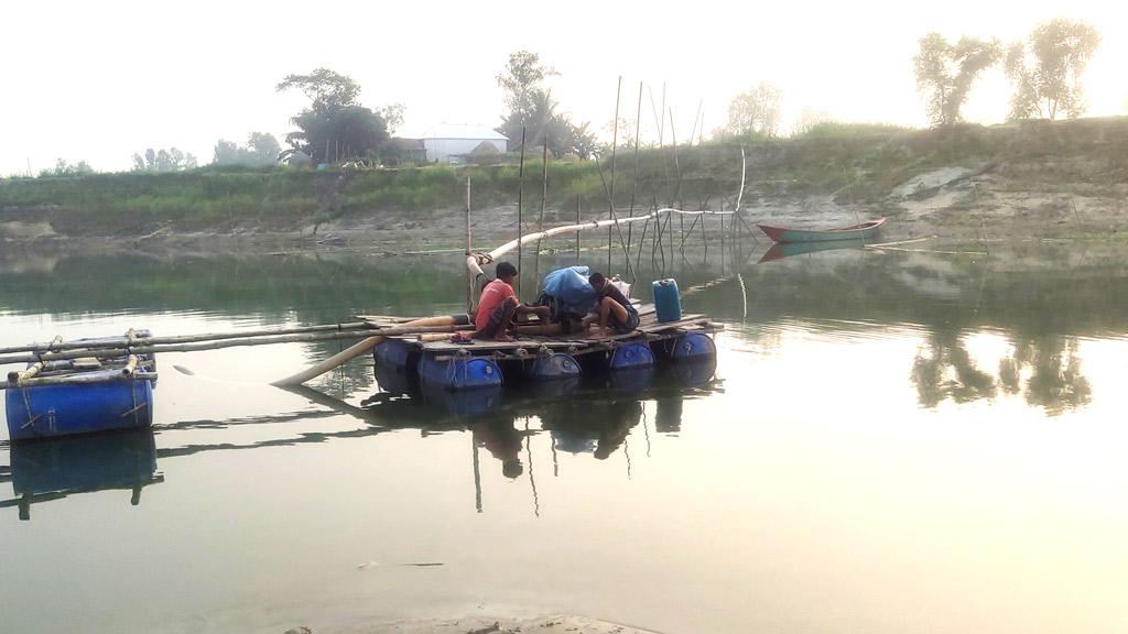 বালু তোলায় ভাঙছে জনপদ