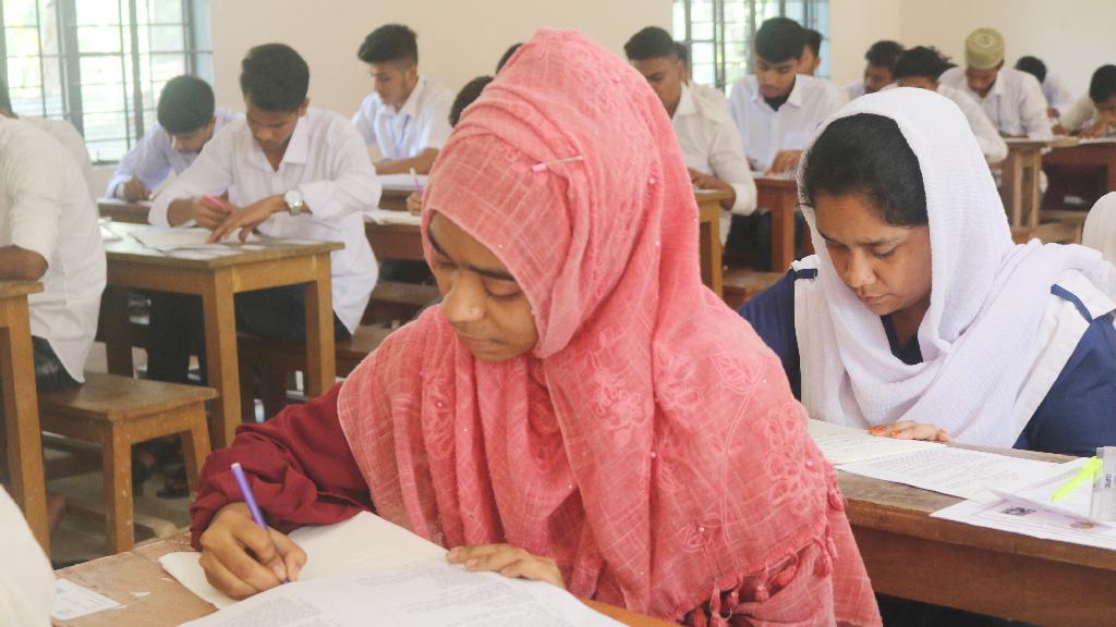 মায়ের মরদেহ বাড়িতে রেখে এইচএসসি পরীক্ষা দিল মেয়ে