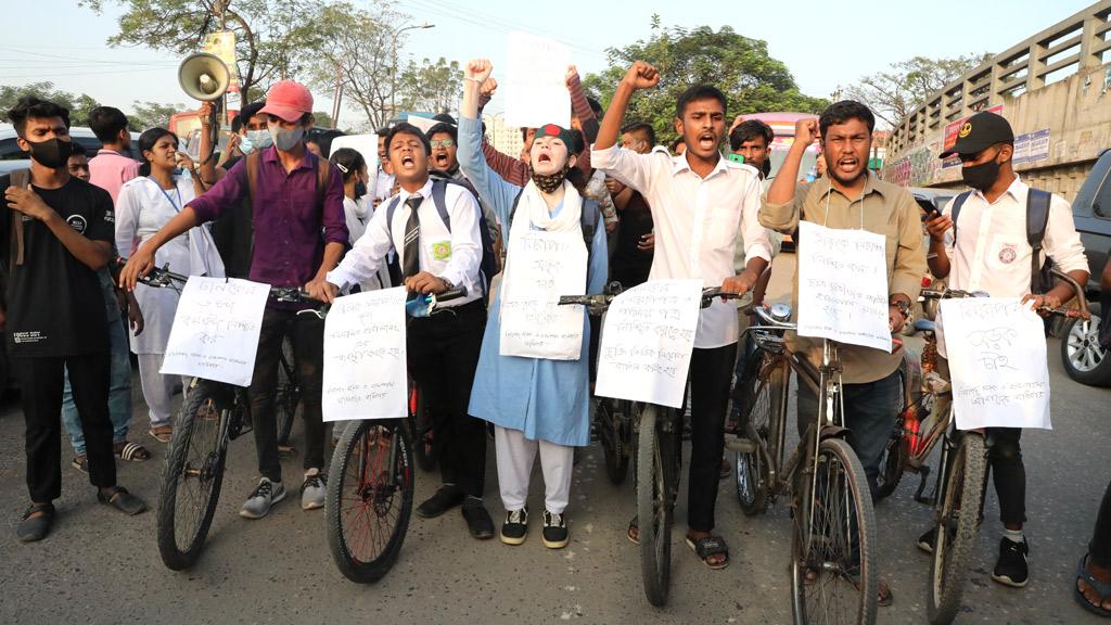 নিরাপদ সড়কের দাবিতে রামপুরায় শিক্ষার্থীদের সাইকেল র‍্যালি