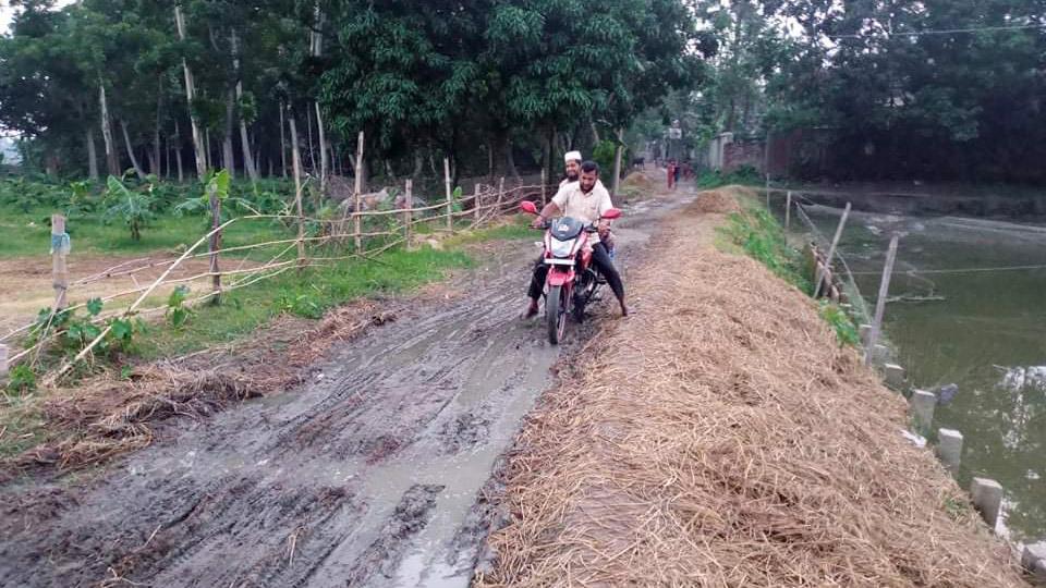 এক বছরেও শেষ হয়নি সড়কের কাজ, ভোগান্তিতে স্থানীয়রা