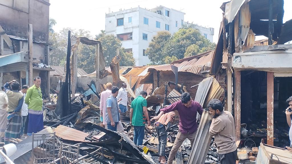 গভীর রাতে আগুনে পুড়ল ১১ দোকান