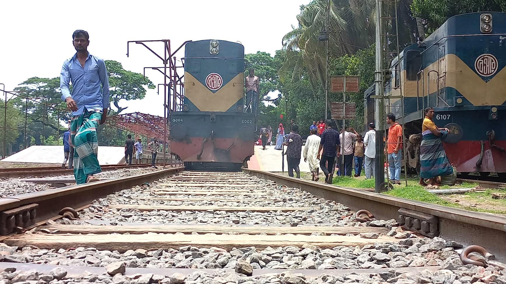 গাজীপুরে ট্রেনে কাটা পড়ে ২ পোশাকশ্রমিক নিহত