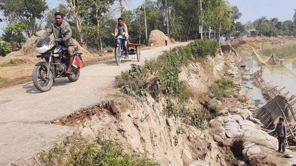 নাগরের ভাঙনে বিলীনের পথে তাজপুর সড়ক