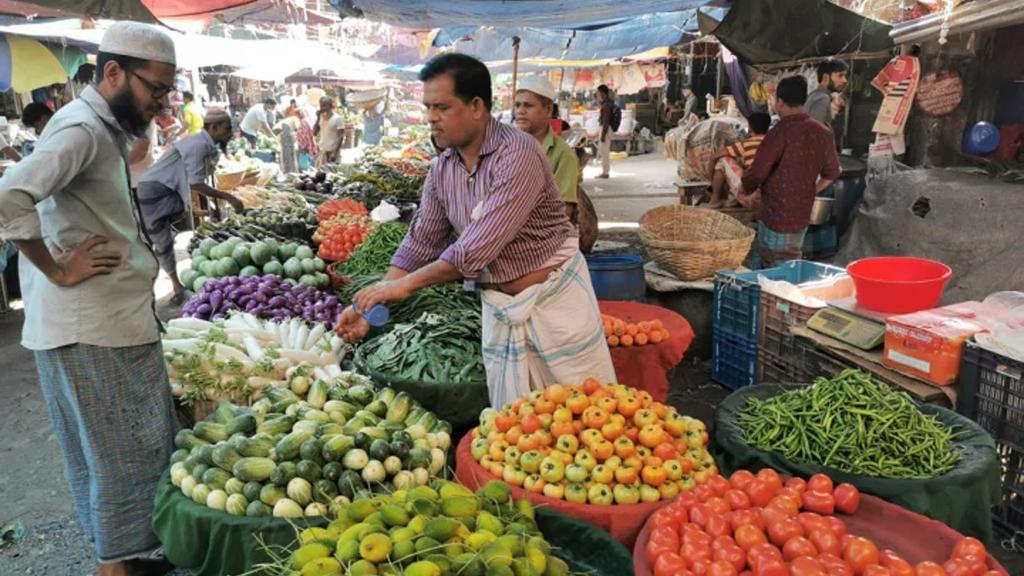 অবরোধ-বৃষ্টির অজুহাতে বাজারে কমছে না দাম