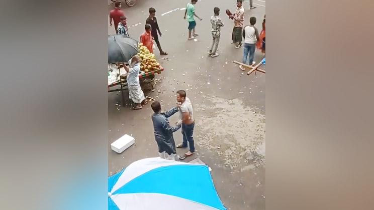 এবার ফুটপাতের দোকানিকে কাউন্সিলর জসিমের মারধরের ভিডিও ভাইরাল, থানায় মামলা