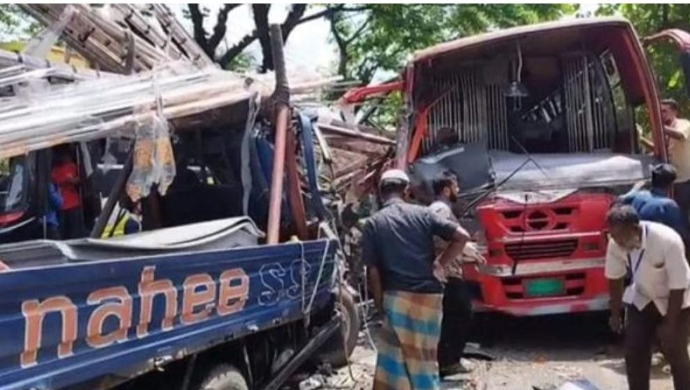 ফেনীতে বাসের সঙ্গে সংঘর্ষে পিকআপের চালক নিহত