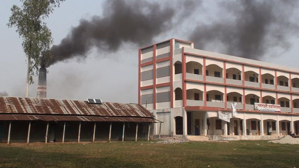 অবৈধ ইটভাটার ধোঁয়া বন্ধের শঙ্কায় কলেজ