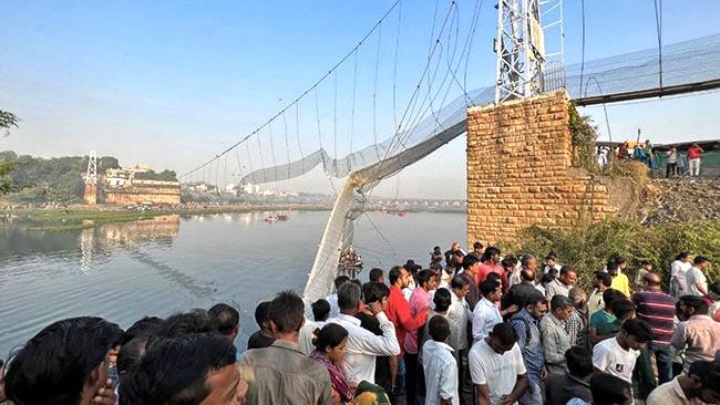 গুজরাটে সেতু দুর্ঘটনা: রক্ষণাবেক্ষণকারী প্রতিষ্ঠানের ব্যবস্থাপকসহ ৯ জন গ্রেপ্তার