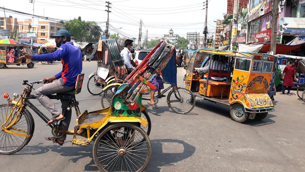 দখল ও অবৈধ যানে ঝুঁকি