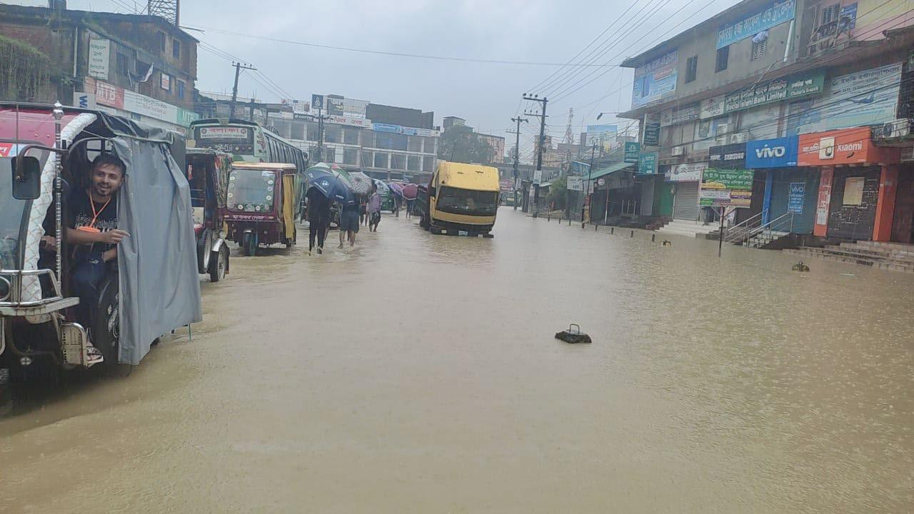 বান্দরবানের পর কক্সবাজারের সঙ্গে চট্টগ্রামের সড়কযোগাযোগ বিচ্ছিন্ন