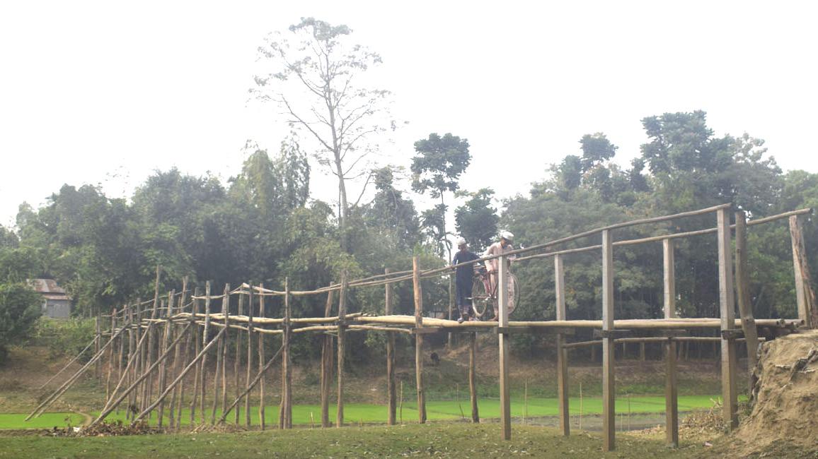 সেতু না থাকায় কষ্টে চার গ্রামের হাজারো মানুষ