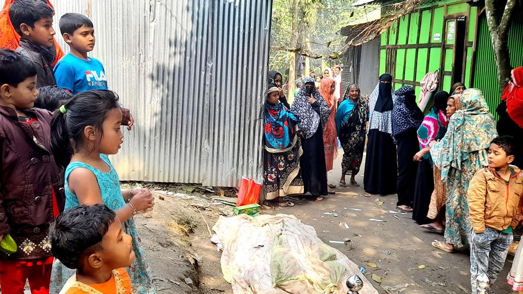 একা বাড়িতে আগুনে পুড়লেন বৃদ্ধা, দেয়াল ভেঙে মরদেহ উদ্ধার