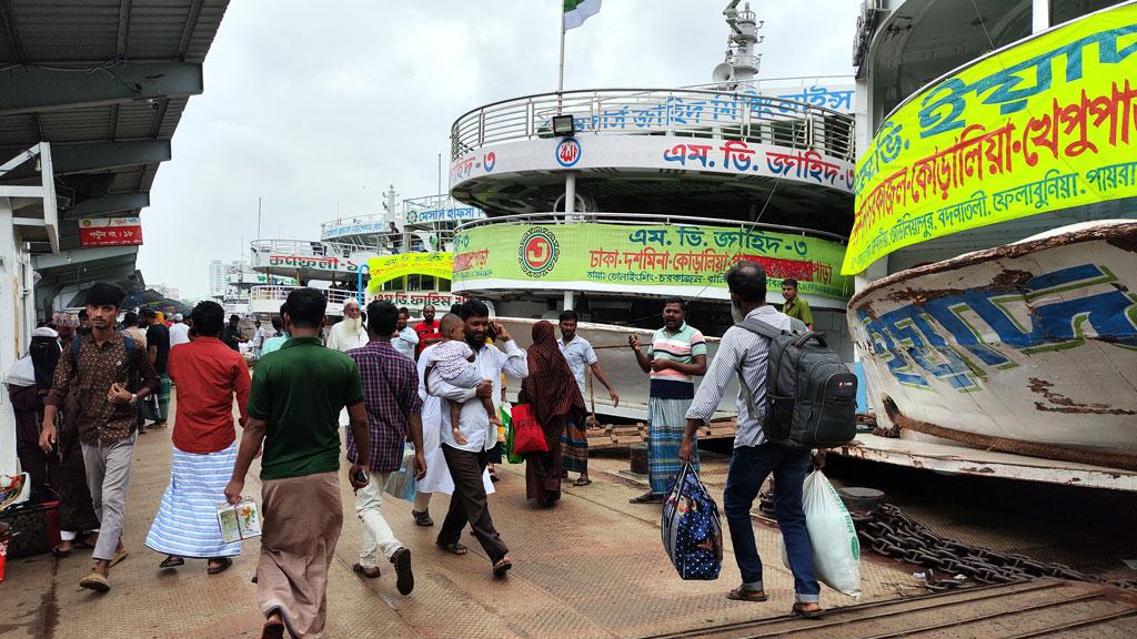 ঈদের ছুটি শেষেও ঢাকা ছাড়ছে মানুষ