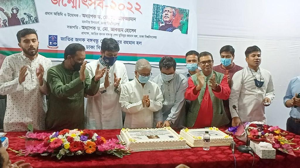 ঢাবিতে প্রথম প্রহরে কেক কেটে বঙ্গবন্ধুর জন্মদিন উদ্‌যাপন