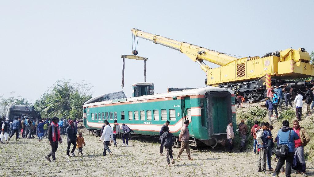 সাড়ে ১৩ ঘণ্টা পর দিনাজপুরের সঙ্গে সারা দেশের রেল যোগাযোগ চালু