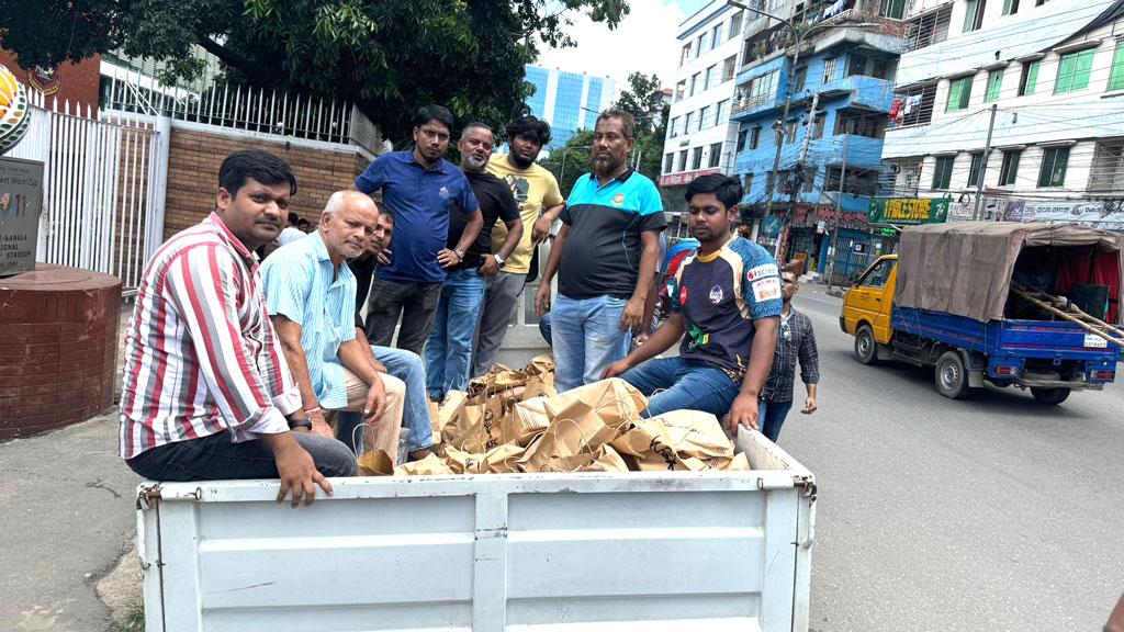 ট্রাফিক সামলানো শিক্ষার্থীদের খাওয়াল বিসিবি