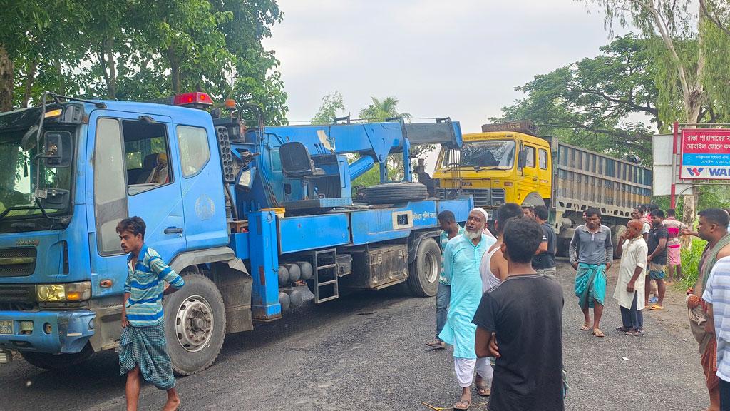 উল্লাপাড়ায় ট্রাকের চাপায় ব্যাটারিচালিত ভ্যানের চালক নিহত