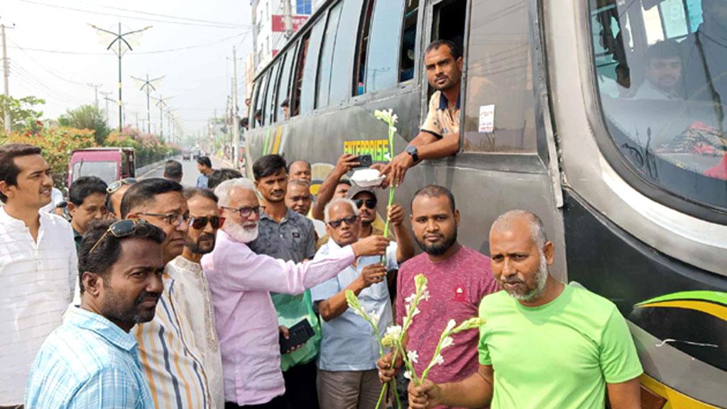 রাজশাহীর রাস্তায় বের হওয়া গাড়ির চালকদের ফুল দিল আ.লীগ