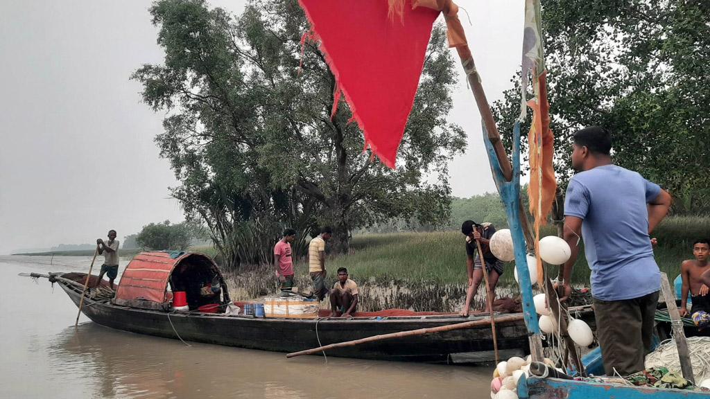 সুন্দরবনে নিষেধাজ্ঞা অমান্য করে মাছ ধরায় ১৮ জেলে আটক