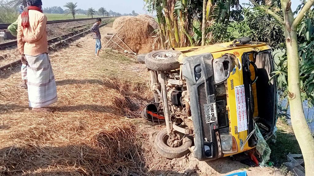 পার্বতীপুরে ট্রেনের ধাক্কায় পিকআপ যাত্রী নিহত, আহত ২ 