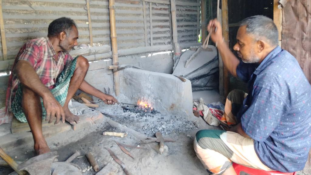 ঈদের শেষ মুহূর্তে বেড়েছে কামারদের ব্যস্ততা