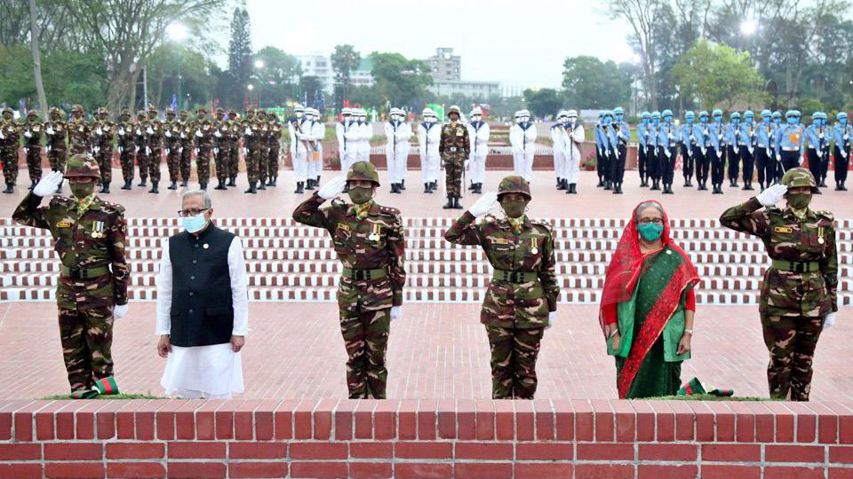 স্মৃতিসৌধে রাষ্ট্রপতি-প্রধানমন্ত্রীর শ্রদ্ধা