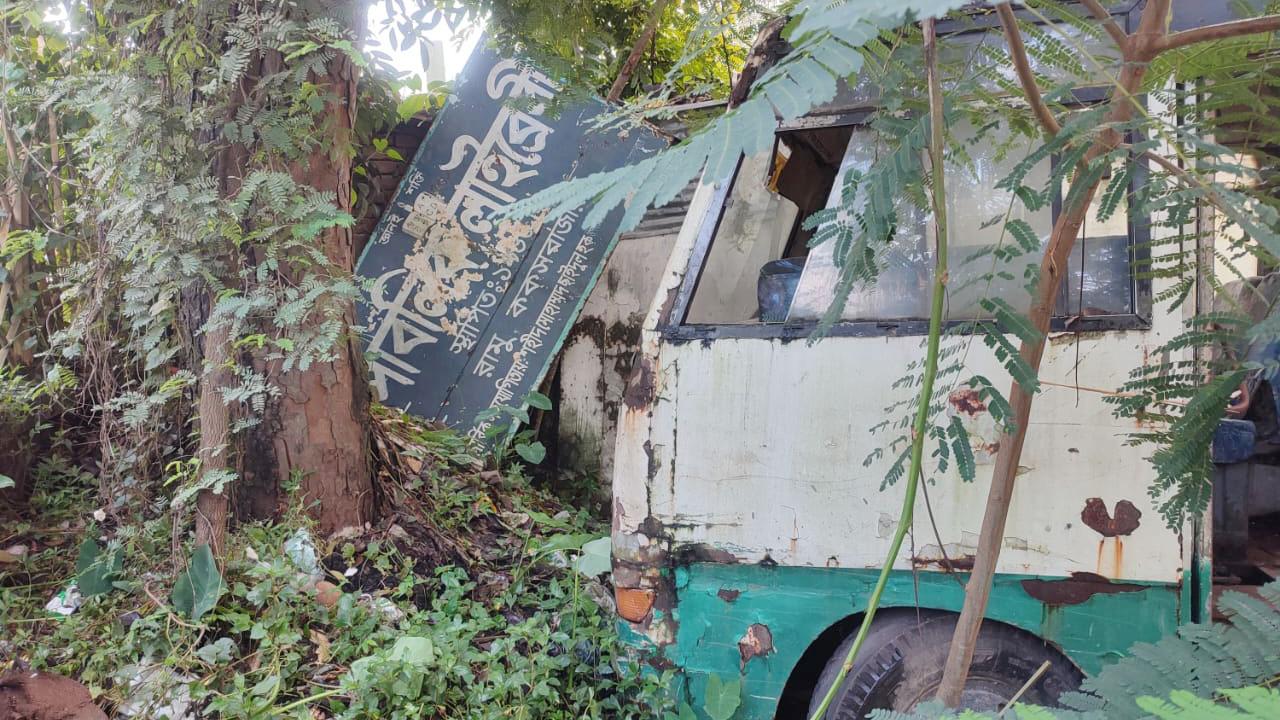 বয়সের ভারে নুইয়ে পড়েছে রামু পাবলিক লাইব্রেরি