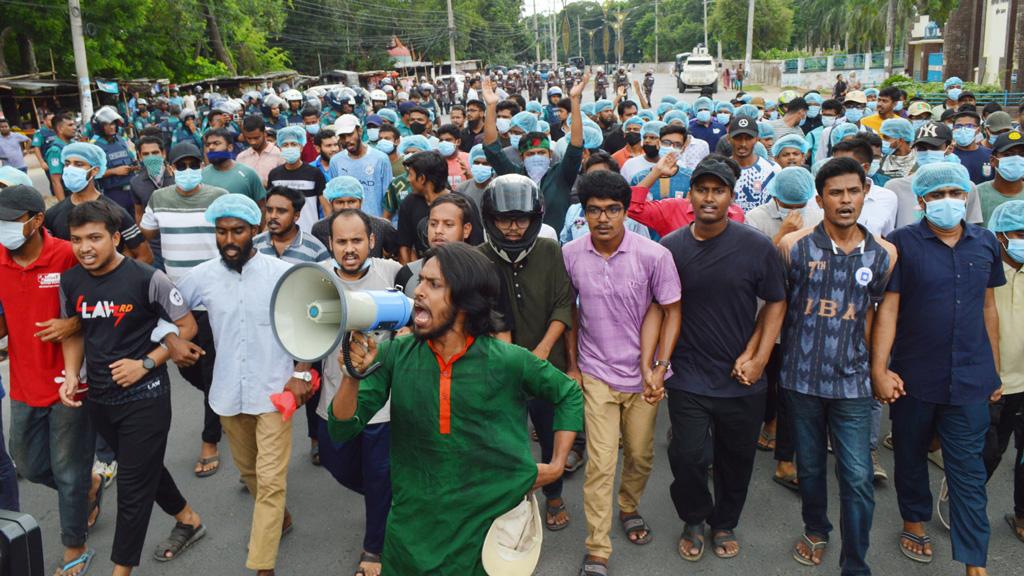 ঢাকা-রাজশাহী মহাসড়ক আটকে রাবি শিক্ষার্থীদের বিক্ষোভ