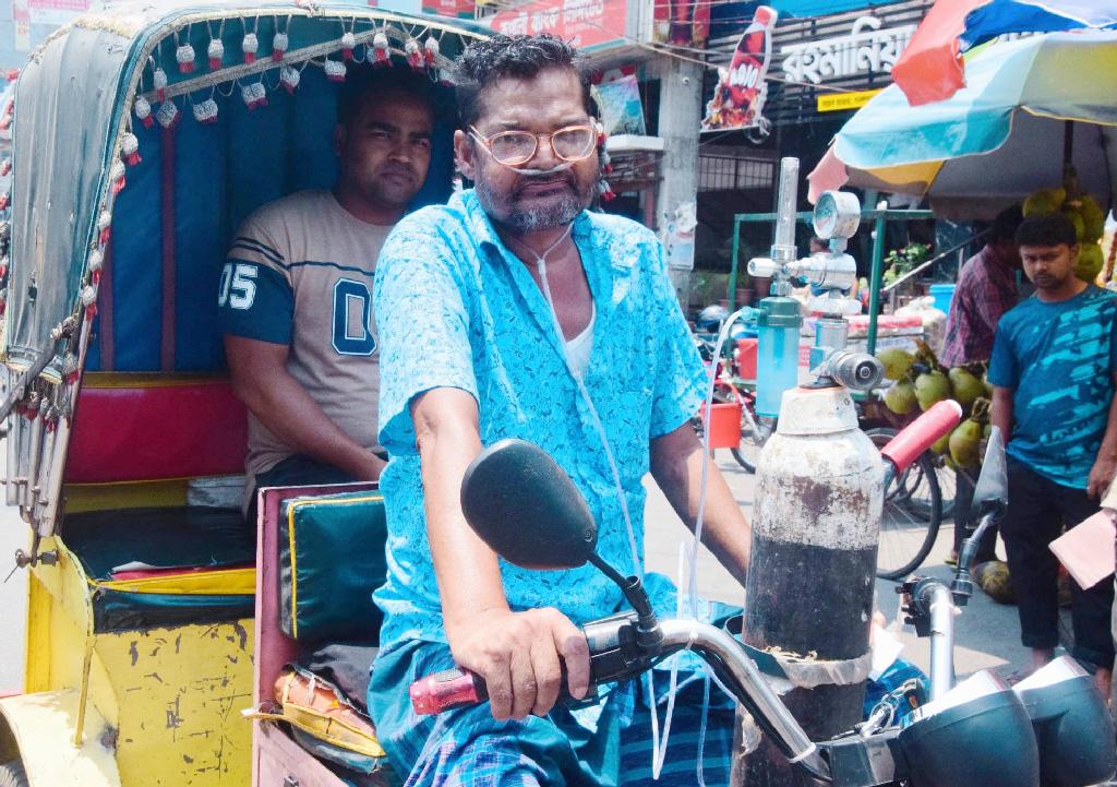 অক্সিজেনের নল লাগিয়ে রিকশা চালানো সেই সেন্টু হাসপাতালে