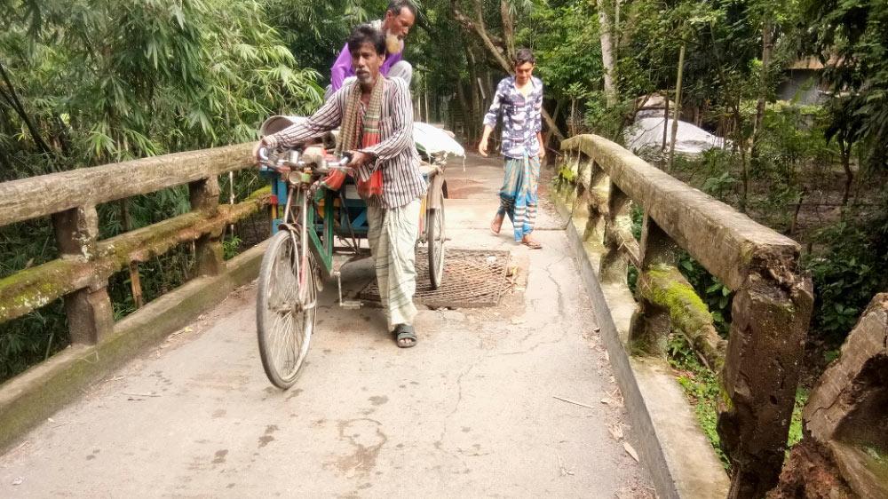 ভাঙা ব্রিজ নিয়ে ভোগান্তিতে ২৫ গ্রামের মানুষ 