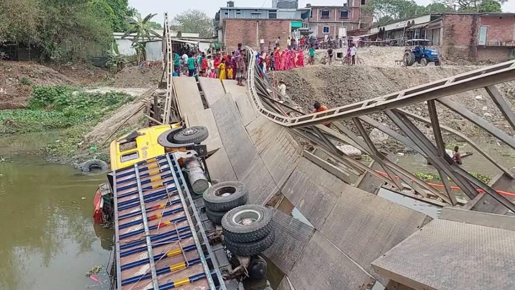 লোহার সেতু ভেঙে নদীতে ট্রাক