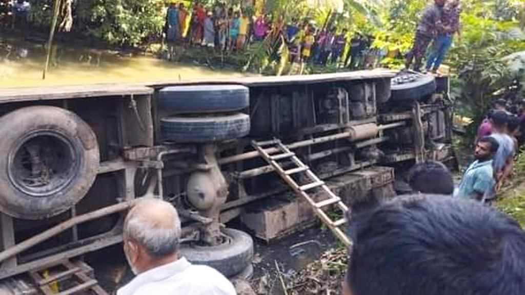 যাত্রীবাহী বাস পুকুরে পড়ে নিহত ১, আহত ১৫ 