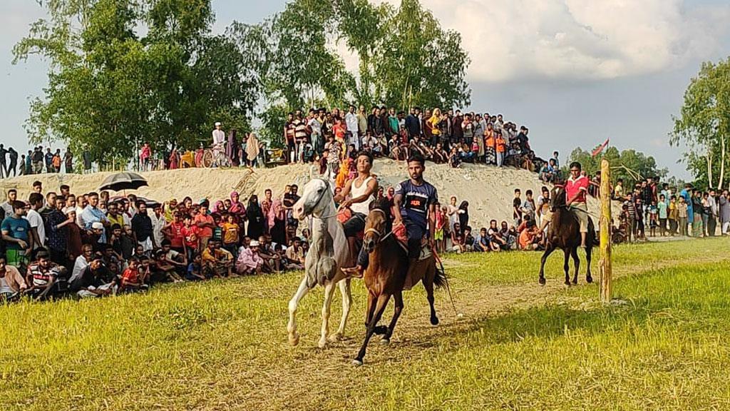 মাদারগঞ্জে গ্রাম-বাংলার ঐতিহ্যবাহী ঘোড়া দৌড় প্রতিযোগিতা