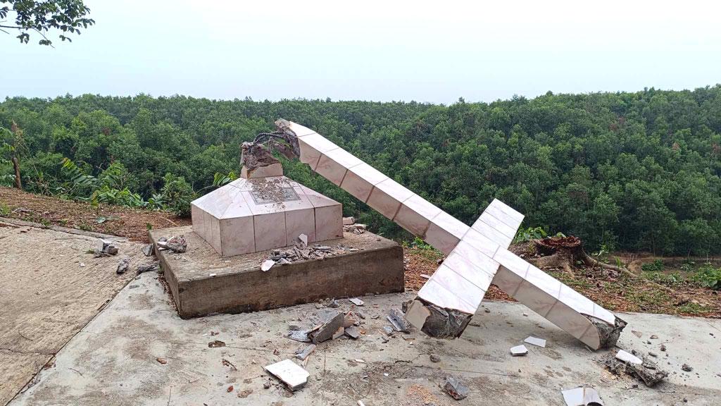 ফাতেমা রানির তীর্থস্থানে রাতভর হাতির তাণ্ডব, ক্রুশ তছনছ, কাঁঠাল খেয়ে সাবাড়