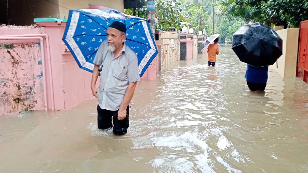 রাতভর টানা বৃষ্টিতে ডুবল চট্টগ্রাম নগরী