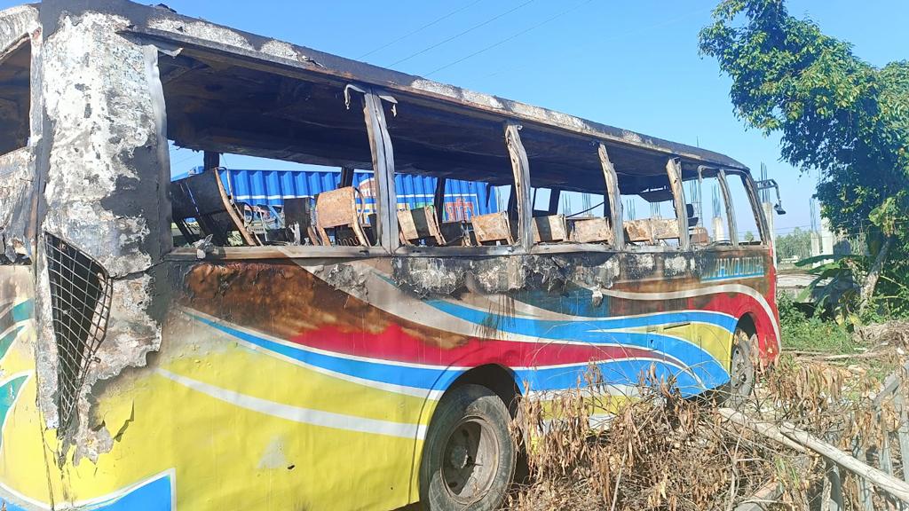 চট্টগ্রামে মধ্যরাতে সড়কের পাশে দাঁড়িয়ে থাকা বাসে অগ্নিসংযোগ