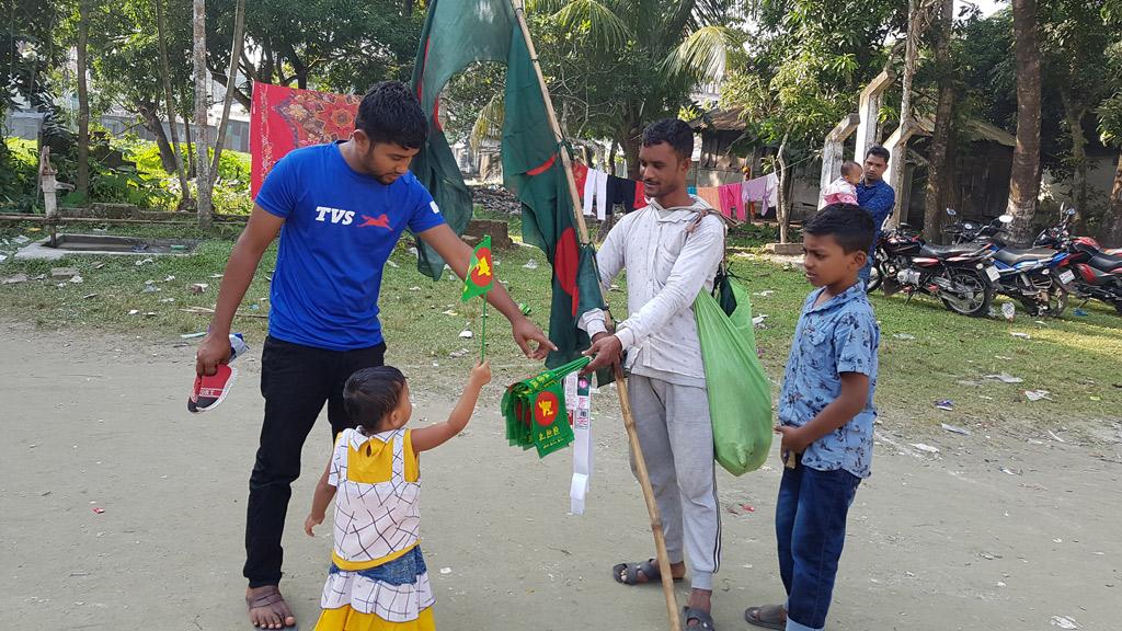 পতাকা বিক্রিতেই খলিলের আনন্দ