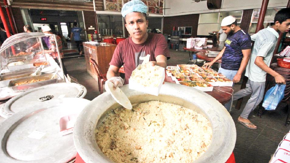 আখনি ছাড়া জমেই না