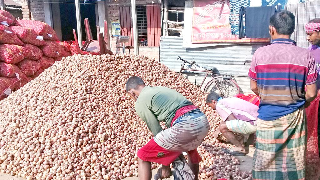 নলডাঙ্গায় পেঁয়াজ ওঠায় কমছে দাম