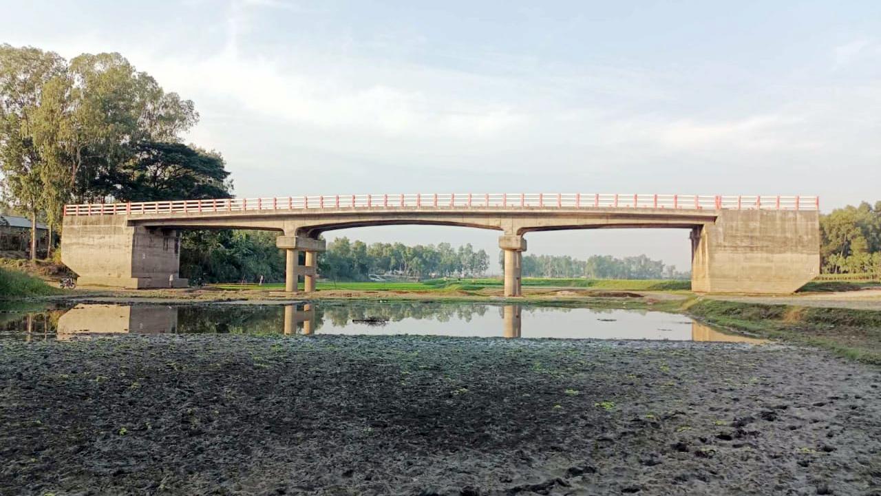 আড়াই কোটির সেতু ফেলে ৩০ মিটার দূরে আরেকটি