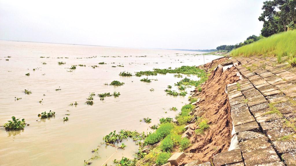 বাড়ছে পানি, ভাঙনের শঙ্কা