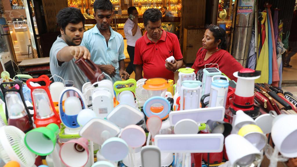 চার্জার ফ্যান-লাইটের বাজারে আগুন, লাগাম টানতে দাম নির্ধারণের উদ্যোগ