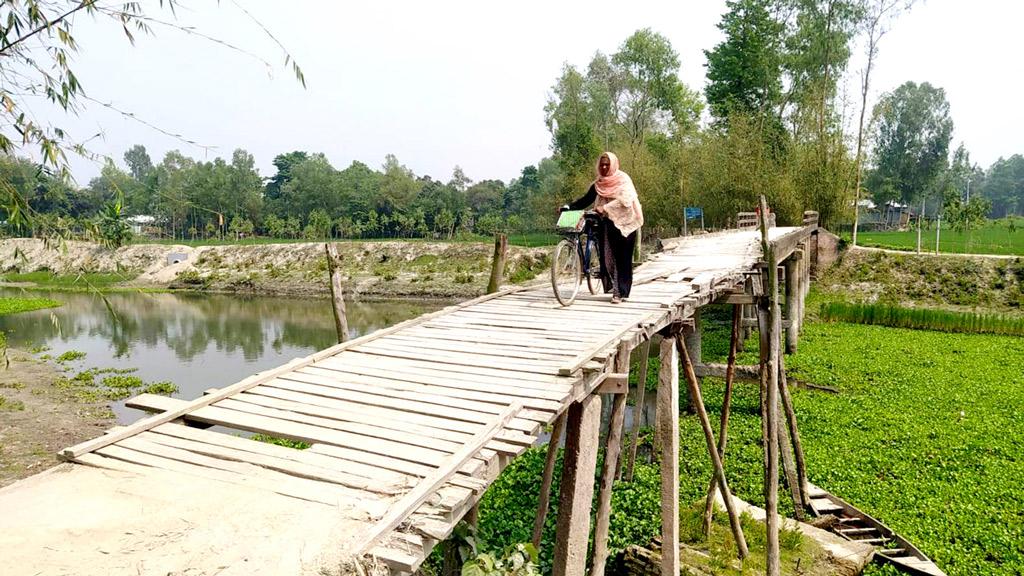 ভাঙা সেতুতে কাঠের সাঁকো জোড়াতালিতে থাকে সচল