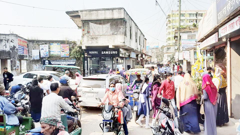 রাস্তাতেই পার ঘণ্টার পর ঘণ্টা