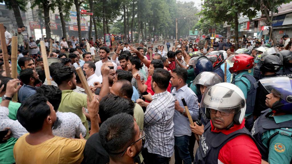 নৌকার গাড়িবহরে হামলার পর চট্টগ্রামে বিএনপি কার্যালয় ভাঙচুর, ককটেল বিস্ফোরণ