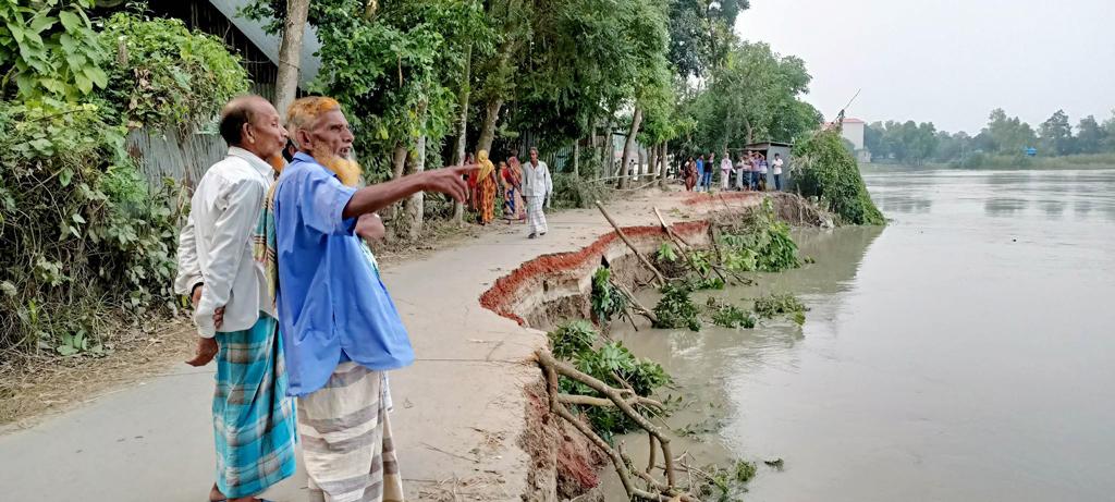 অসময়ে ঝিনাই নদে ভাঙন, ঝুঁকিতে পাকা রাস্তা, জমি